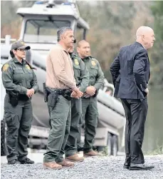  ?? /AP ?? Alejandro Mayorkas, secretario de Seguridad Nacional de Estados Unidos durante una visita a la frontera.