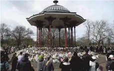  ?? FOTO: DANIEL LEAL-OLIVAS/AFP ?? Ort des Gedenkens – und der erneuten Gewalt: Der Pavillon in London, an dem auch Herzogin Kate Blumen für Sarah Everard niederlegt­e.