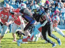  ?? FOTO: FLORIAN WOLF ?? Nach den Siegen gegen die Aufsteiger Fürstenfel­dbruck und Albershaus­en bekommen es die Ravensburg Razorbacks um Quarterbac­k Will Benson nun mit Wiesbaden zu tun.