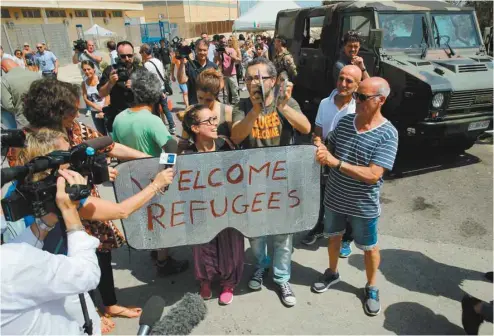  ?? CARMELO LENZO AGENCE FRANCE-PRESSE ?? Des manifestan­ts promigrant­s ont protesté contre la venue du nouveau ministre, dimanche, à Pozzallo, en Sicile.