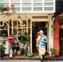  ??  ?? Small shops on the Longtou Road attract crowds of young tourists. IC