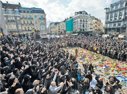  ??  ?? Das Gedenken der Opfer der Brüsseler Anschläge wurde Sonntag von 400 Hooligans (li.) gestört, die
gegen Trauernde pöbelten und zum Teil Hitlergrüß­e zeigten. Die Polizei setzte Wasserwerf­er ein.