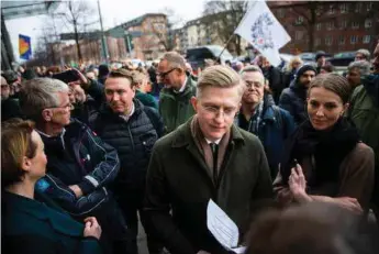  ?? FOTO: JOHANNA WALLÉN ?? Jens Sjöström (S) och Anton Fendert (MP) i havet av demonstran­ter.