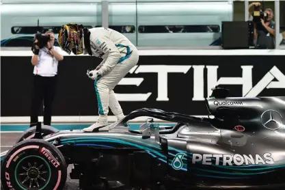  ?? FOTO: AFP / LEHTIKUVA / ANDREJ ISAKOVIC ?? Lewis Hamilton älskar sin snabba Mercedes.