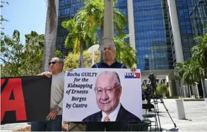  ?? AFP ?? Varias personas se manifestar­on pidiendo máxima sentencia para Víctor Manuel Rocha, en las afueras del tribunal en Florida.