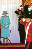  ?? Foto: Edwards, dpa ?? Königin Elizabeth bei der „Mini-Parade“auf Schloss Windsor.