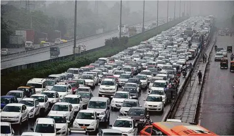  ?? PTI ?? Traffic jam on the Delhi-Gurgaon Expressway due to heavy rain in Gurgaon yesterday. Several cars were abandoned on Thursday night by motorists compoundin­g the problem yesterday.