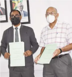  ?? ?? neshwar Deonarine (centre), Human Resources Director nd General Secretary of the General Workers Union he MOA following the signing. (Banks DIH photo)