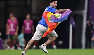  ?? ?? Mario Ferri bei der bisher einzigen Flitzer-Altion bei der WM in Katar