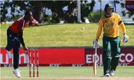  ??  ?? England’s Jofra Archer bowls as Rassie van der Dussen looks on during Sunday’s T20 in Paarl. The tourists won and Archer completed four overs for 18. Photograph: Rodger Bosch/ AFP/Getty Images