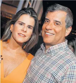  ??  ?? SAUDADE DOS ABRAÇOS
Danielle Mendonça e Roberto Maia, em quarentena