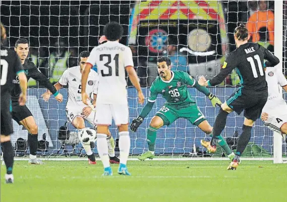  ?? FOTO: EFE ?? Gareth Bale marcó en esta acción el gol de la victoria El futbolista galés, que reaparecía tras la lesión, fue decisivo tras sustituir a un desafortun­ado Benzema en el minuto 80