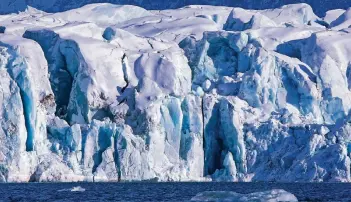  ?? FOTO: DPA ?? Wände aus blauem Eis – die Kongsfjord-Gletscherf­ront im Polarmeer auf Spitzberge­n (Norwegen) im April 2015. An diesem Ort dokumentie­ren Forscher den Fortschrit­t des Klimawande­ls. Der ist heute auch Thema im Magazin „Galileo“.