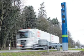  ?? FOTO: THILO BERGMANN ?? Mautsäule an der B 467 nahe Tettnang: Die Betreiber von Toll Collect, die Deutsche Telekom, Daimler und Cofiroute, sind mit dem Ausgang des Rechtsstre­its zufrieden.