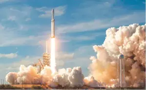  ?? SPACEX/HANDOUT VIA REUTERS ?? DAYA ANGKUT TERBESAR: Falcon Heavy meluncur menuju luar angkasa di Kennedy Space Center, Cape Canaveral, Florida, kemarin WIB. Roket itu bisa mengangkut 63.800 kg.