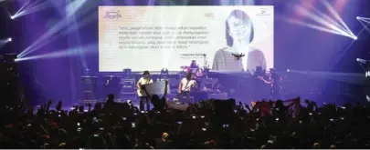  ?? MUHIDIN M DAHLAN FOR JAWA POS ?? SIASAT: Mocosik, ikhtiar mendekatka­n buku kepada pembaca melalui budaya pop. Ratusan penonton menyesaki konser Slank di Mocosik (22/4).