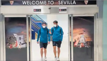  ??  ?? Ibai Gómez y Raúl García, a la llegada del Athletic ayer al aeropuerto de Sevilla.