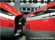  ??  ?? In stazione con Trenitalia