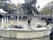  ??  ?? Dépôt de gerbe par Christine Bonfanti-Dossat, sénateur de Lot-et-Garonne.