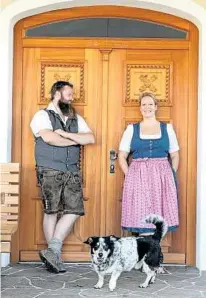  ??  ?? Kathi und Johannes Rauch beim Eingang, immer mit dabei sind die beiden Hunde – der Tiroler Milo (im Bild) und der Steirer Leo