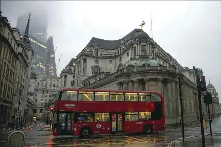  ?? JASON ALDEN / BLOOMBERG ?? A bus passes the Bank of England in London on Feb. 15.