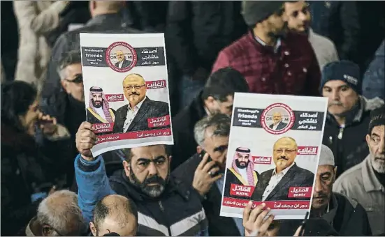  ?? EMRAH GUREL / AP ?? Miembros de la Asociación de Medios Turco-Árabe exhiben carteles que acusan a Bin Salman en una ceremonia fúnebre el viernes en Estambul
