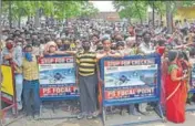  ?? GURPREET SINGH ?? Labourers protesting at Rajiv Gandhi Colony in Ludhiana after a daily wager ended his life as he did not get ration.