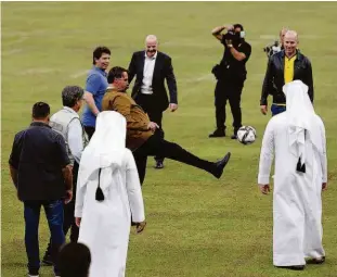  ?? Karim Jaafar/afp ?? PELADEIRO O presidente Jair Bolsonaro (sem partido) arrisca chute em visita a estádio do Mundial do Qatar de 2022. “Vou dar minha opinião como peladeiro. A Copa de dois em dois anos é bem-vinda, ajuda no aspecto econômico”, afirmou Bolsonaro ao lado do mandatário da Fifa, Gianni Infantino (de paletó)