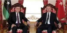  ?? Ansa ?? Tensioni in mare
Il patto firmato da al-Serraj ed Erdogan (in basso) prevede l’ampliament­o delle zone economiche esclusive alle petroliere turche