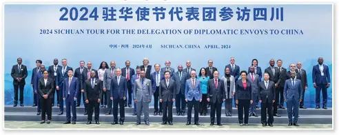  ?? Photo: Courtesy of the People’s Government of Sichuan Province ?? Foreign envoys pose for a group photo with local officials.