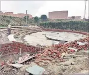  ?? DEEPAK GUPTA/HT PHOTOS ?? (Left) Bird’s eye view of the Gomti riverfront project and the open air theatre (above) coming up at the site.