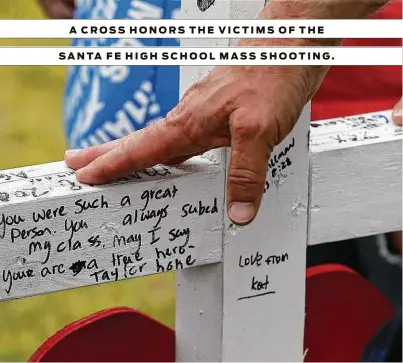  ?? Steve Gonzales / Staff photograph­er ?? A CROSS HONORS THE VICTIMS OF THE SANTA FE HIGH SCHOOL MASS SHOOTING.