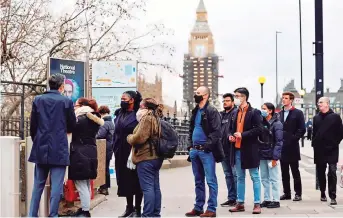  ?? AFP ?? Personas hacen cola en el puente de Westminste­r, Londres, para vacunarse.