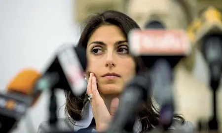  ??  ?? Quote rosa La sindaca Virginia Raggi: insieme alla maggioranz­a 5 Stelle propone la modifica dello Statuto