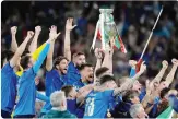  ?? ?? La festa azzurra a Wembley al termine della finale