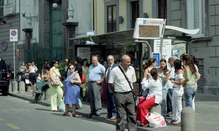  ??  ?? Disagi Tre giorni di quasi stop per il trasporto pubblico cittadino, cento addetti dell’Anm impegnati nei seggi elettorali