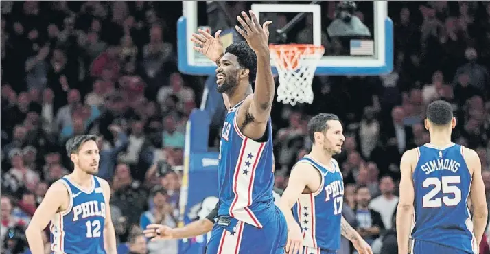  ?? FOTO: AP ?? Joel Embiid celebra una acción exitosa de su equipo con McConnell, Redick y Simmons al fondo. Los Sixers están recogiendo ya los primeros frutos de unos años de inversión en jugadores jóvenes de primer nivel