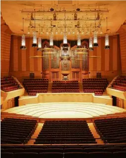  ?? Fotos Divulgação ?? Palco da principal sala de concerto do Suntory Hall, em Tóquio, no Japão, revestida com painéis de carvalho para melhorar a acústica