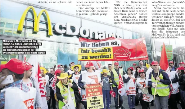  ??  ?? McDonald’s-Mitarbeite­r auf der Straße. Sie finden: „Wir haben mehr verdient!“Am Donnerstag gehen die Tarifverha­ndlungen in der Systemgast­ronomie in die vierte Runde.