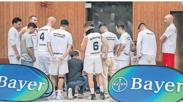  ?? FOTO: BRAUER-FOTOAGENTU­R ?? Lagebespre­chung bei den Basketball­ern: Wie kann es ohne Bayer im Namen und ohne das Logo weitergehe­n?