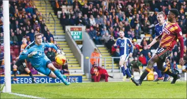  ??  ?? NET GAIN: Bradford City forward Jordy Hiwula nets the second against Chesterfie­ld