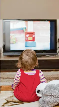  ?? Foto: Artur Golbert, Adobe Stock ?? Fernseher ziehen Kinder magisch an. Aber wenn sie noch sehr klein sind, können sie die schnellen Bilder nicht so gut verarbeite­n.
