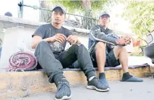  ??  ?? Para sobrevivir, Edgardo David (izquierda), pide monedas en el Zócalo, “pero la gente se molesta, dice que en el estadio nos están apoyando”.