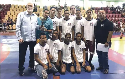  ?? FUENTE EXTERNA ?? Antonio Acosta entrega el trofeo de primer lugar al delegado y atletas de San Francisco de Macorís, campeones de las categorías escolar y cadetes del torneo nacional de lucha Copa Navideña 2017.