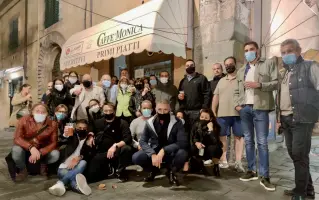  ??  ?? Solidali
I clienti del Caffè Monica di Corso Garibaldi, una delle vie più frequentat­e di Lucca, davanti al bar per manifestar­e il loro appoggio al proprietar­io