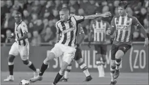  ??  ?? Een spelmoment uit de wedstrijd PSV tegen Vitesse. (Foto: Nusport)