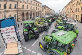  ?? FOTO: DPA ?? Hunderte Traktoren stehen in München bei einer Demonstrat­ion auf der Ludwigstra­ße zwischen Siegestor und Odeonsplat­z: Die Landwirte befürchten, dass zu viele Auflagen ihre Zukunftspe­rspektive trüben.