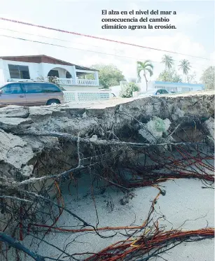  ??  ?? El alza en el nivel del mar a consecuenc­ia del cambio climático agrava la erosión.