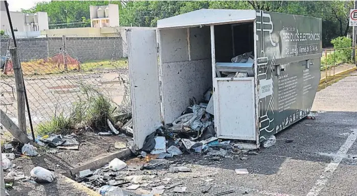  ?? (FACUNDO LUQUE) ?? Abandonado. El contenedor de pilas y residuos electrónic­os del CPC de Monseñor Pablo Cabrera fue vandalizad­o y está en un estado lamentable.