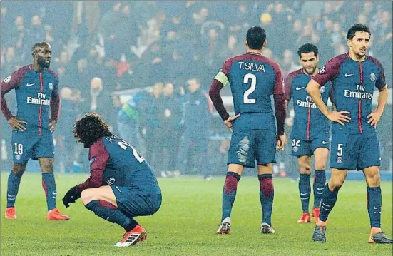  ?? GEOFFROY VAN DER HASSELT / AFP ?? Los jugadores del PSG fueron derrotados por el Real Madrid sin apenas ofrecer resistenci­a